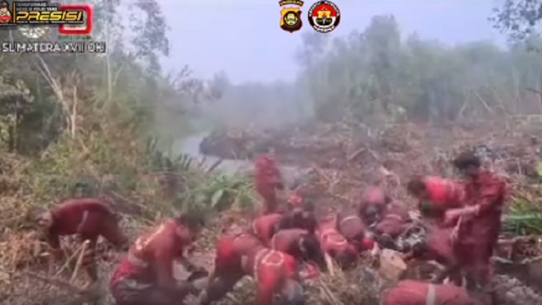Viral Momen Haru Tim Manggala Agni Sujud Syukur Hujan Turun saat Padamkan Api di OKI
