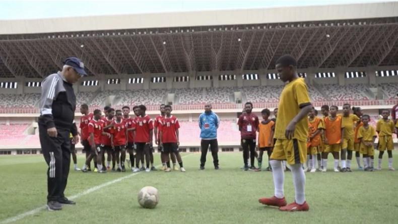 Momen Wapres Ma’ruf Amin Semangati Anak-Anak Bermain Bola: Papua Juara