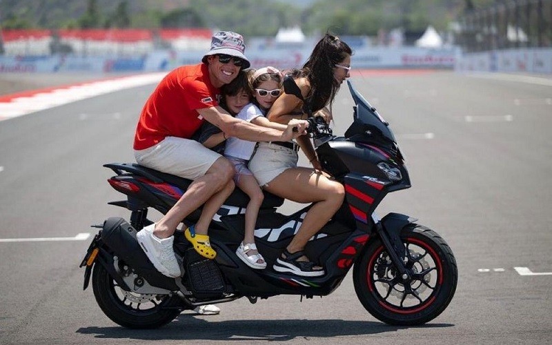 Aleix Espargaro Asyik Berjemur di Lombok Bareng Keluarga: Last Day at Paradise!