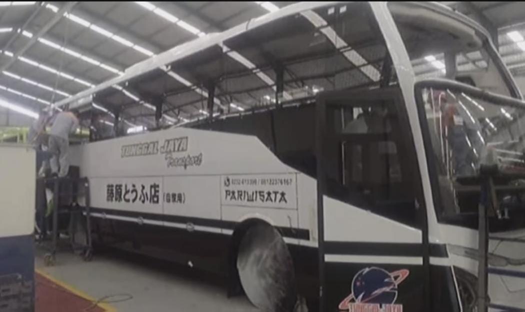 Bus PO Tunggal Jaya Pakai Livery Mirip Mobil Takumi di Film Initial D
