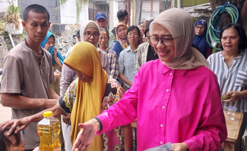 Bacaleg Partai Perindo Alva Ruslina Gelar Jumat Berkah Bagikan Minyak Goreng Gratis di Cilandak Timur