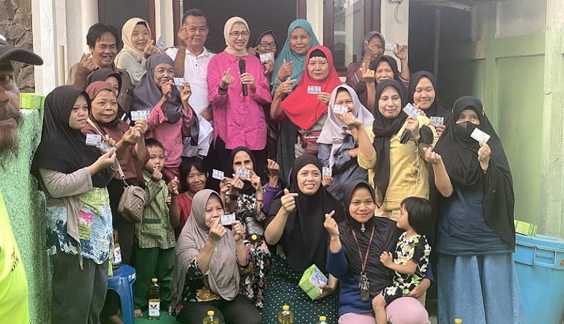 Jumat Barokah, Bacaleg Partai Perindo Alva Ruslina Bagikan Susu dan Minyak untuk Warga Ragunan