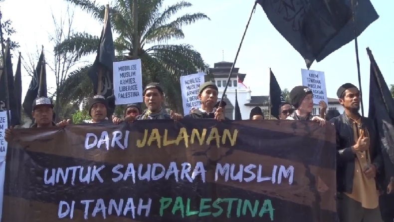 Ratusan Umat Islam Gelar Aksi Bela Palestina di Gedung Sate Bandung, Kecam Kebrutalan Israel