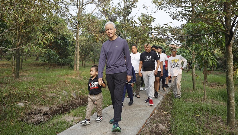 Momen Kedekatan Ganjar dengan Anak Kecil di Desa Sukamantri Bogor, Jalan Pagi Bergandengan