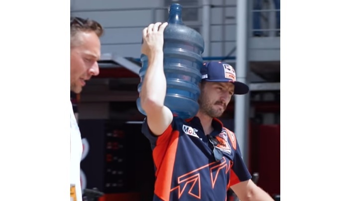 Viral Jack Miller Jadi Tukang Angkat Galon di MotoGP Indonesia 2023, Netizen: Bang, Anter ke Rumah Yak!