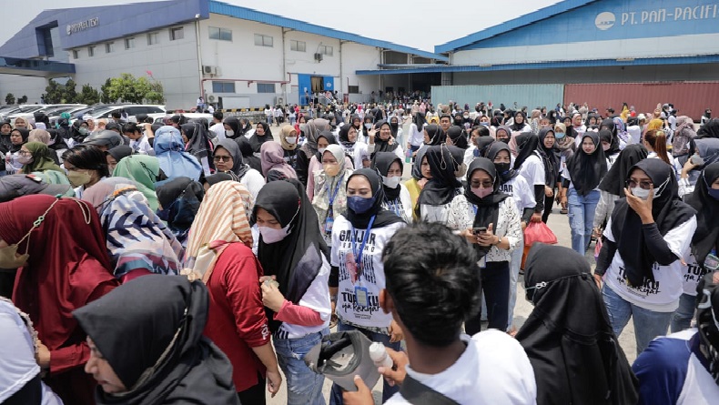 Ribuan Buruh Berkaus Wajah Ganjar Pranowo Putihkan Pabrik Garmen di Subang