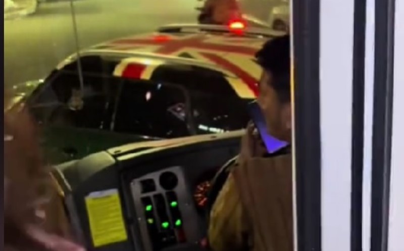 Viral Ibu-Ibu Pengemudi Mini Cooper Adang Bus Transjakarta di Jakut Diduga Serempetan