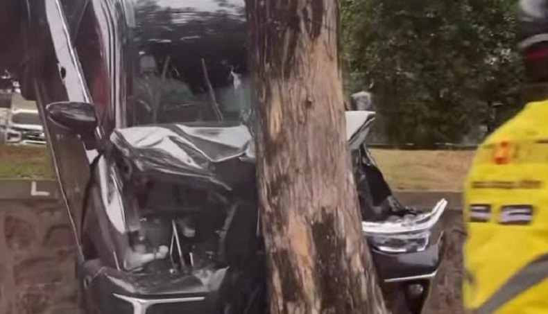 Minibus Tabrak Mobil dan Pohon di Serpong, Diduga Pengemudi Hilang Kendali