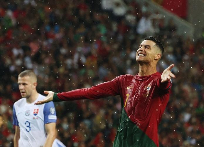 Viral Cristiano Ronaldo Ucap Bismillah Sebelum Tendang Penalti Lawan Slovakia, Lalu Selebrasi Siu