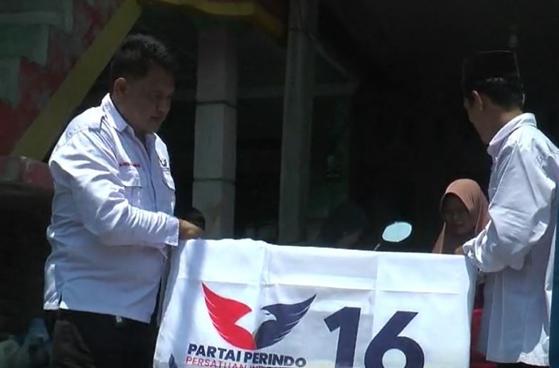 Bacaleg Partai Perindo Bagikan Puluhan Gerobak ke Pedagang Jamu di Demak