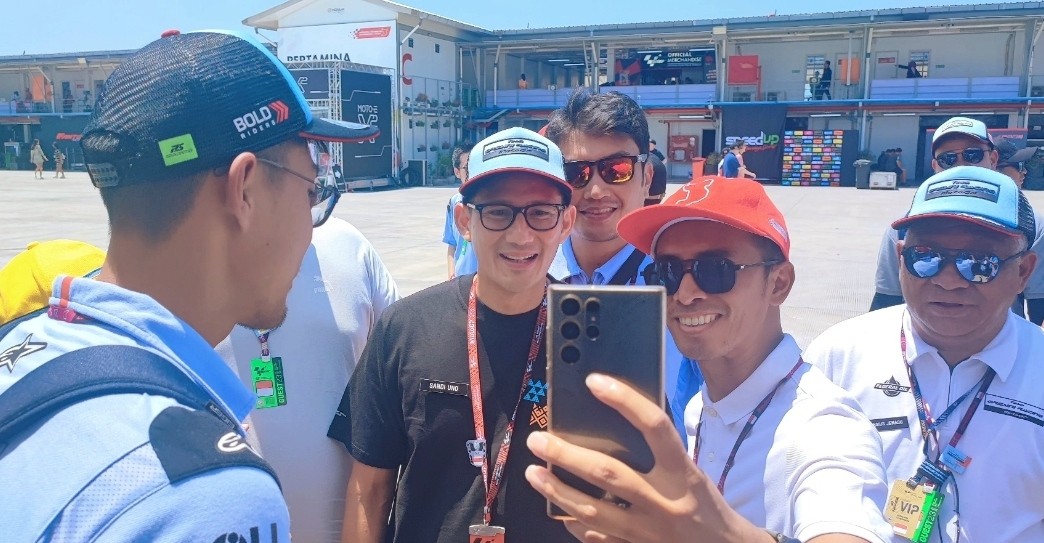 Sambangi Gresini Racing, Menparekraf Sandiaga Uno Diserbu Pengunjung Minta Berfoto 