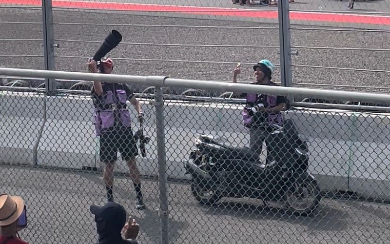 Penonton MotoGP Indonesia 2023 Terhibur Aksi Kocak Jurnalis Asing