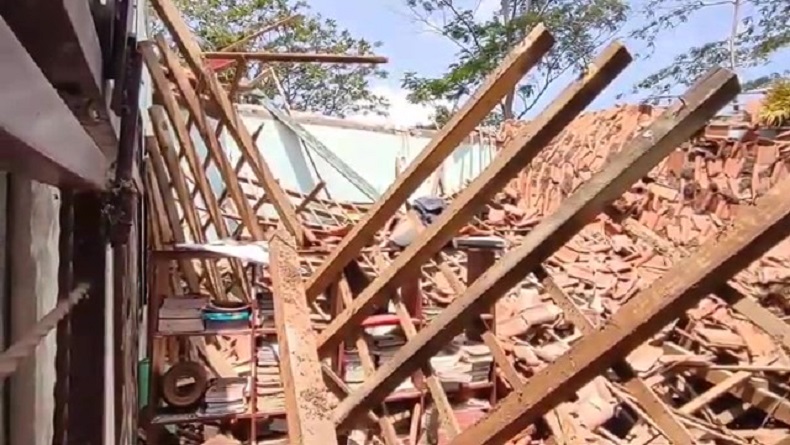 Brak, Atap Kelas SDN 2 Banjarharja Pangandaran Ambruk lantaran Sudah Lapuk
