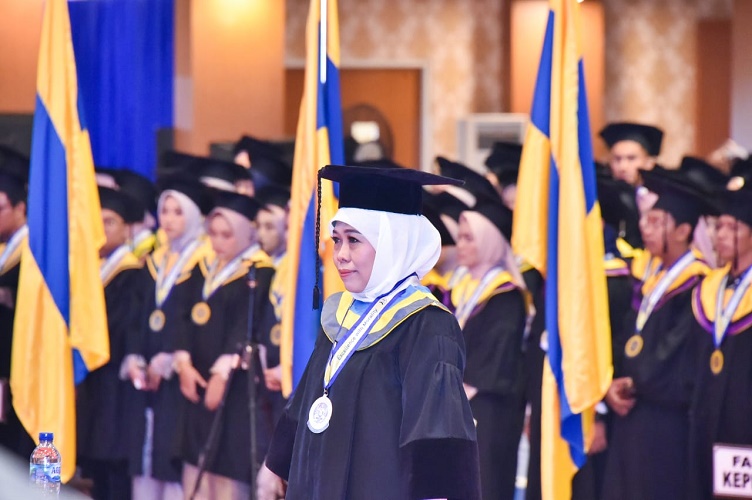 Terima Gelar Doktor Honoris Causa dari Unair, Gubernur Khofifah Sampaikan Orasi Ilmiah