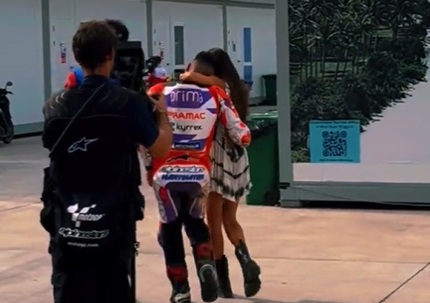 Jorge Martin Mewek di Pelukan Kekasih usai Gagal Juara MotoGP Indonesia 2023