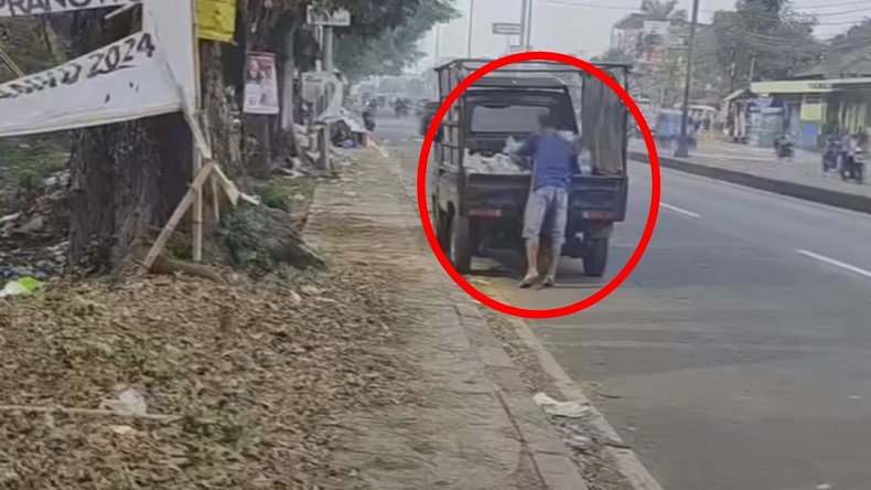 Pria Diduga Buang Sampah 1 Pikap di Jalan Raya Bogor, Terancam Denda Rp50 Juta