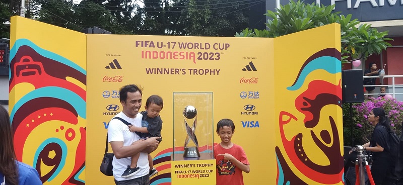 Ada Trofi Piala Dunia U-17 di Bundaran HI, Warga Antre untuk Berfoto