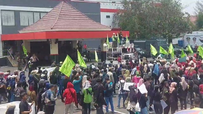 Ribuan Buruh Geruduk Kantor Bupati Tasikmalaya, Kesal Upah Tak Dibayar Perusahaan