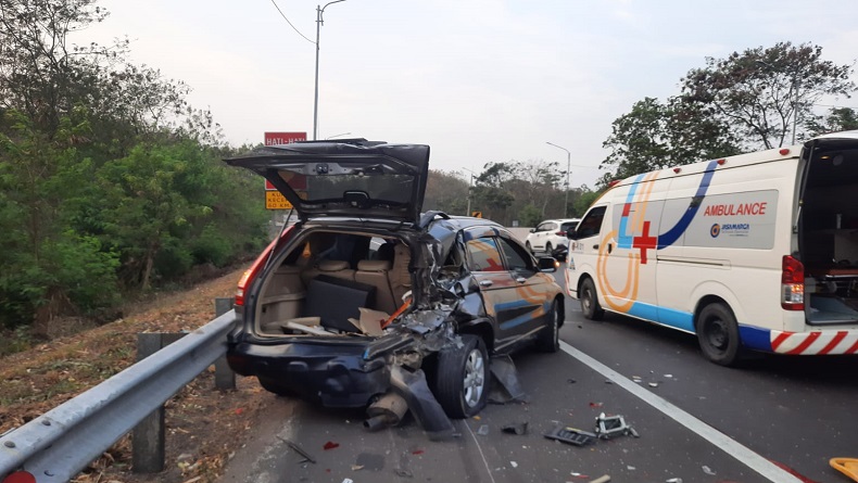 Kecelakaan di Tol Cipularang, 2 Orang Tewas Tertabrak Truk saat Ganti Ban CRV