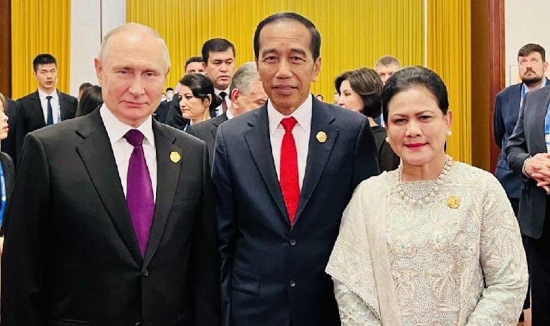 Momen Presiden Jokowi Bertemu Putin saat Jamuan Makan Malam di Beijing