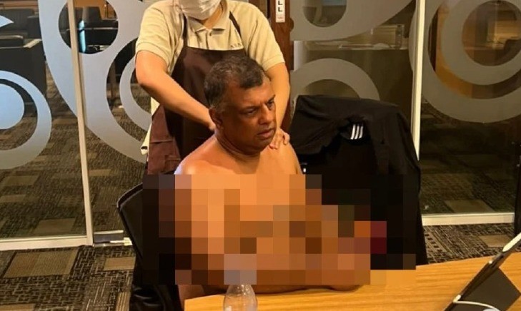 Heboh Bos AirAsia Tony Fernandes Telanjang Dada sambil Dipijat saat Rapat Virtual