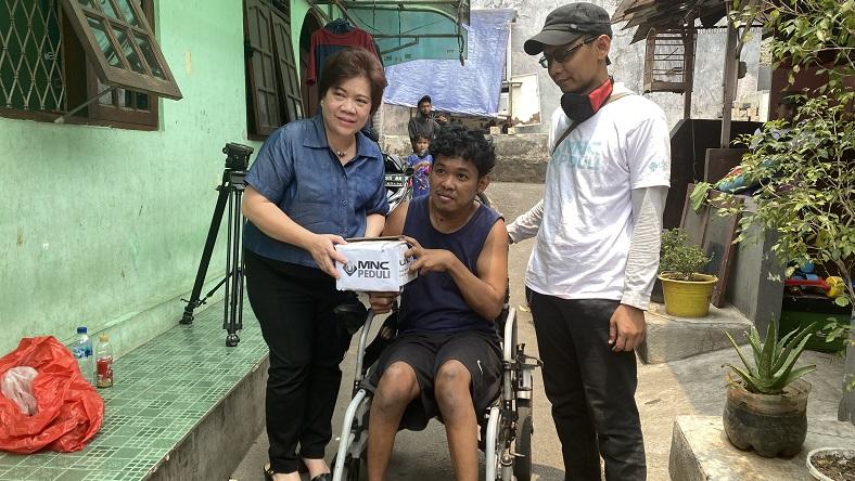 Dito Pengidap Polio Bahagia Terima Kursi Roda Listrik dan Modal Usaha dari MNC Peduli