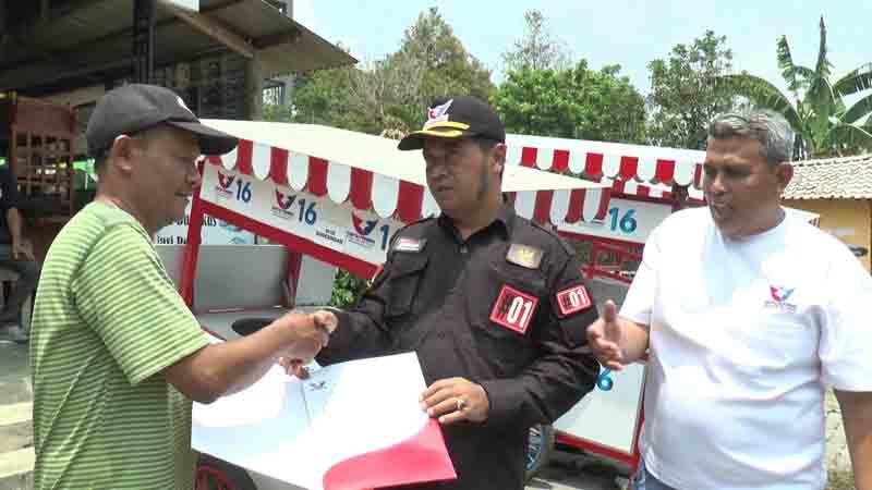 Dapat Gerobak Gratis dari Partai Perindo, Warga Kendal: Terima Kasih Sudah Dibantu 