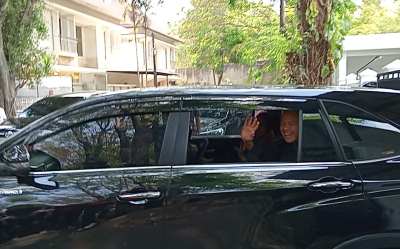 Ganjar Pranowo Ditemani Istri Tinggalkan Rumah untuk Daftar ke KPU: Bismillah