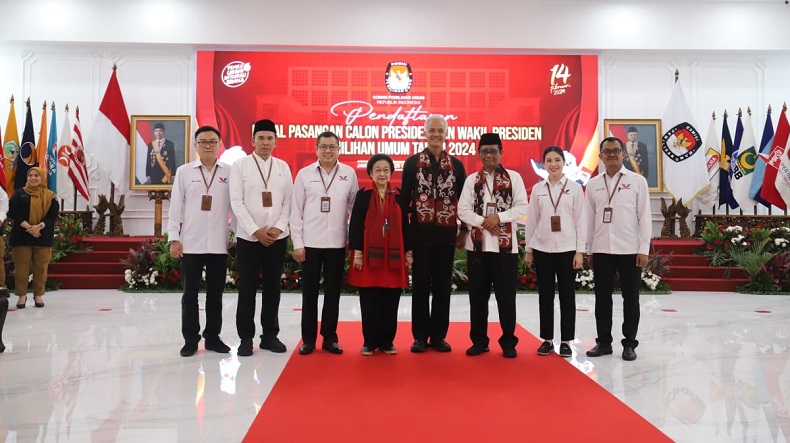 Momen HT Foto Bareng Ganjar-Mahfud MD usai Daftar Capres-Cawapres ke KPU