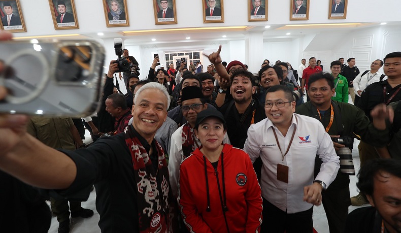 HT Selfie Bareng Ganjar-Mahfud MD hingga Jurnalis usai Pendaftaran Capres-Cawapres