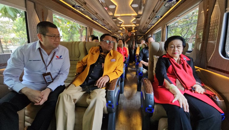 Ketum Parpol Pendukung Naik Bus Dampingi Ganjar-Mahfud ke KPU, HT dan Megawati Duduk Paling Depan