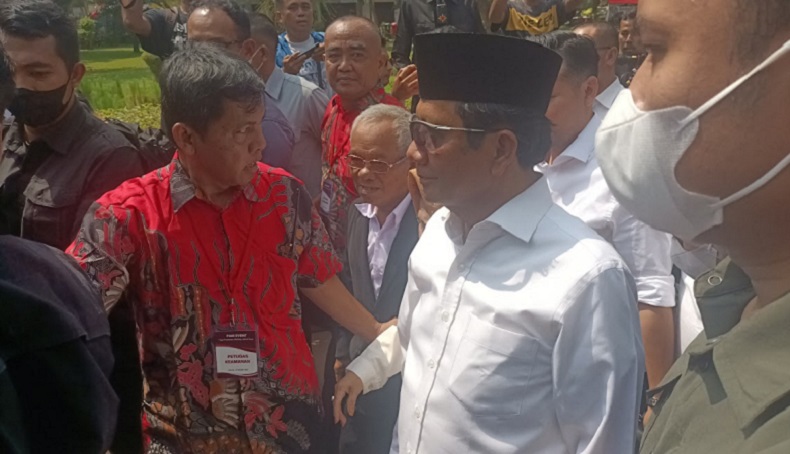 Sejumlah Kiai NU Ikut Antarkan Mahfud MD Daftar Capres-Cawapres ke KPU