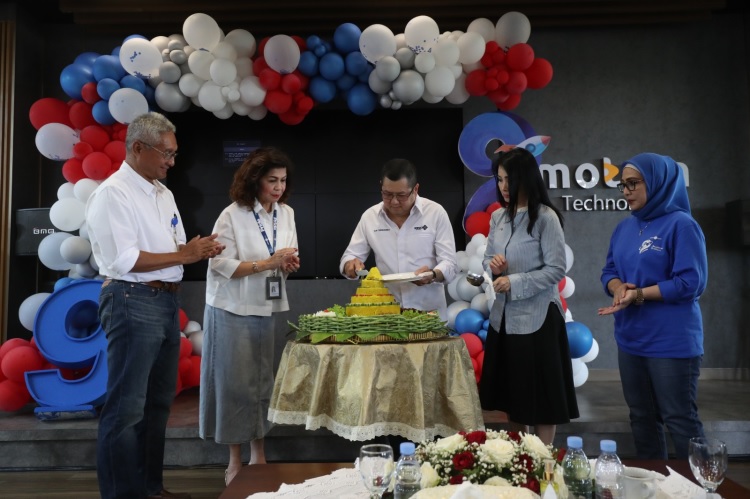 Kemeriahan HUT ke-9 MNC Bank: Hary Tanoesoedibjo Potong Tumpeng, Karyawan Diajak Foto Bareng