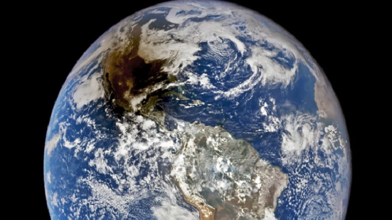 Gambar Unik Gerhana Matahari Cincin Api, Perlihatkan Seberapa Jauh Bayangan Bulan di Bumi