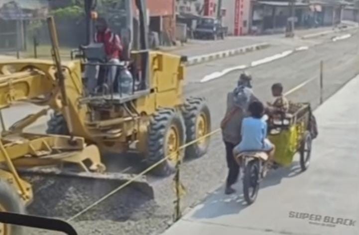 Viral Pengemudi Truk Sabar Tunggu Ibu-Ibu Dorong Gerobak, Netizen: The Real Pelan-pelan Pak Sopir