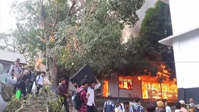 Laboratorium Kampus Unidayan Baubau Terbakar, Mahasiswa Panik Berlarian