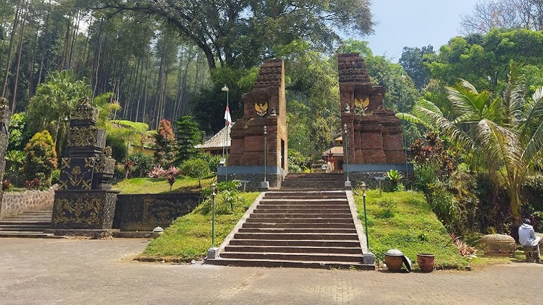 Potret Keraton Gunung Kawi Malang, Wisata Spiritual yang Ramai saat Malam Keramat