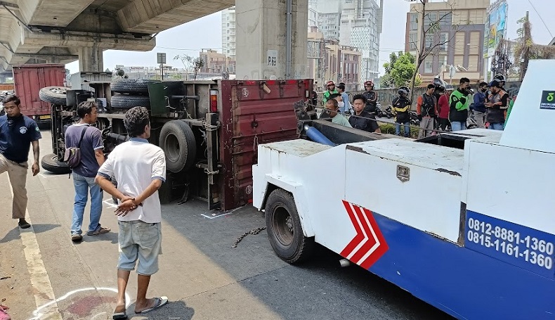 Kecelakaan Truk Air Kemasan Senggol Pemotor di Kota Bogor, 2 Orang Terluka