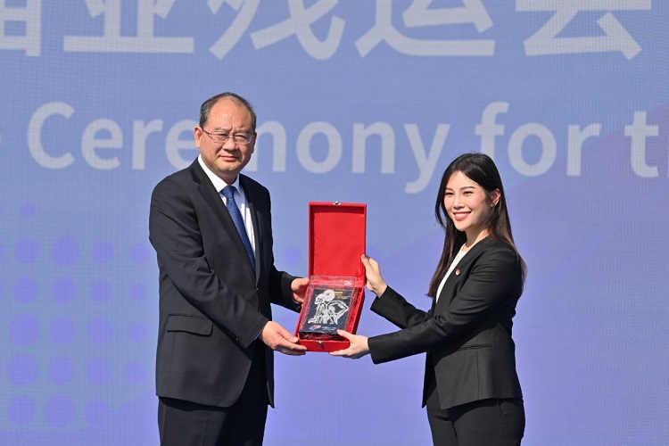 CdM Angela Tanoesoedibjo Berikan Cendera Mata Wayang ke Wali Kota Athlete Village Asian Para Games 2022