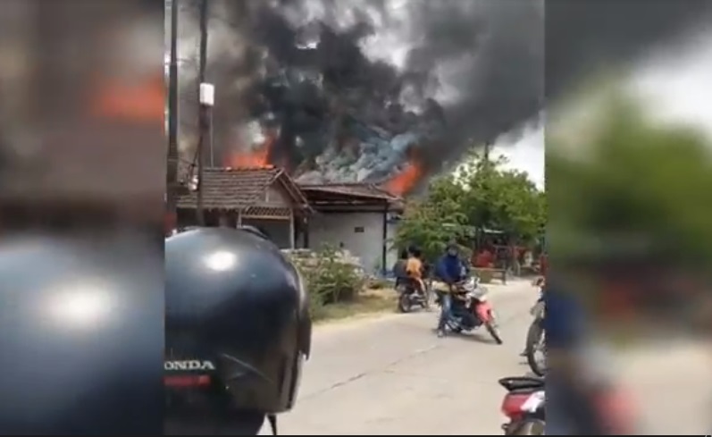 Kebakaran Hebat Hanguskan 2 Rumah di Bojonegoro, Kepulan Asap Hitam Bikin Warga Panik 