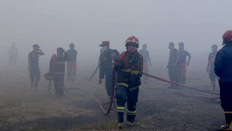 Kebakaran TPA Rawa Kucing Belum Padam, Petugas Damkar Mulai Kelelahan