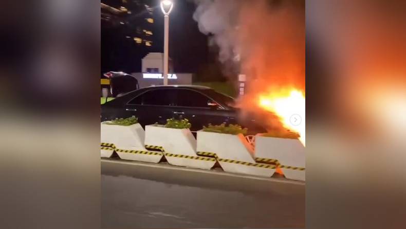 Kecelakaan Sedan Tabrak Motor di Jalan Sudirman hingga Terbakar, 2 Orang Luka