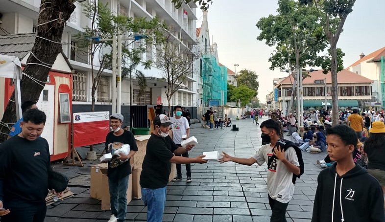 Pengunjung Kota Tua Jakarta Semringah Dapat Masker Gratis dari MNC Peduli