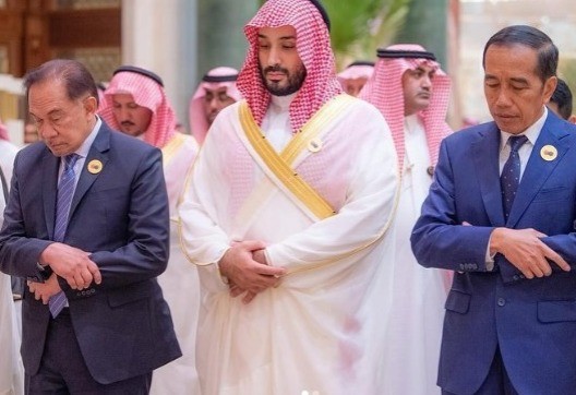 Potret Presiden Jokowi Salat Jumat dengan Pangeran MBS dan Anwar Ibrahim di Arab Saudi