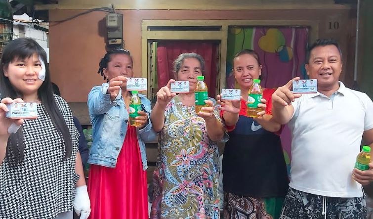 Caleg Partai Perindo Stella Franciss Bagikan Minyak Goreng Gratis ke Warga Wonocolo