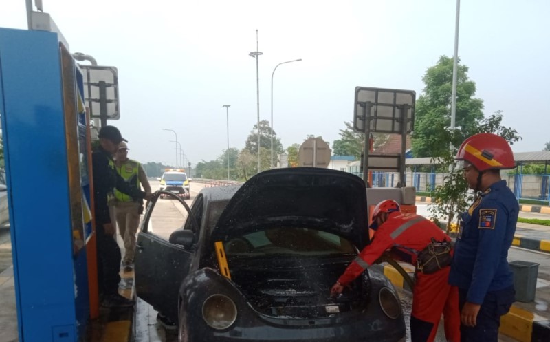 Mobil VW Terbakar di Pintu Tol Bogor Selatan, Diduga akibat Korsleting Listrik