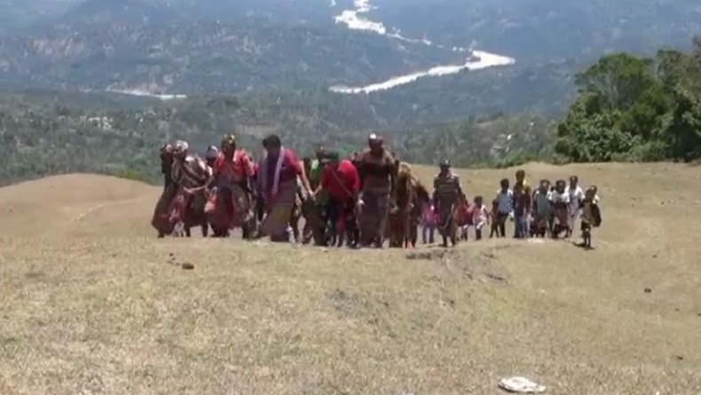 Warga Desa Gelar Ritual Adat di Puncak Gunung Sunu, Gelar Doa untuk Bangsa