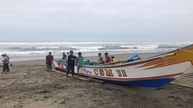 Kapal Nelayan Terempas Ombak di Pantai Cikakap Cianjur, ABK asal Indramayu Hilang