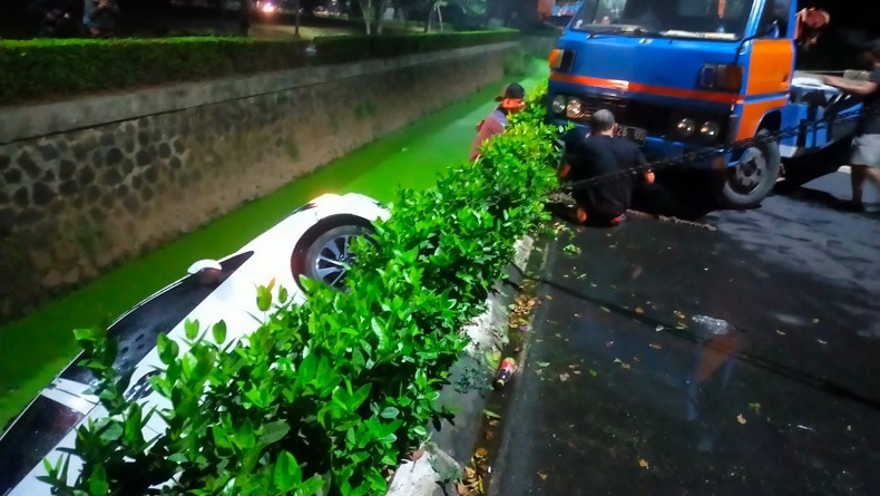 Sopir Lihat Google Maps, Mobil Nyemplung ke Saluran Air di Cileungsi Bogor