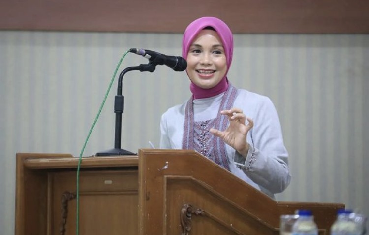 Potret Siti Atikoh Istri Ganjar Pranowo saat Hadiri Pengajian Aurel Hermansyah